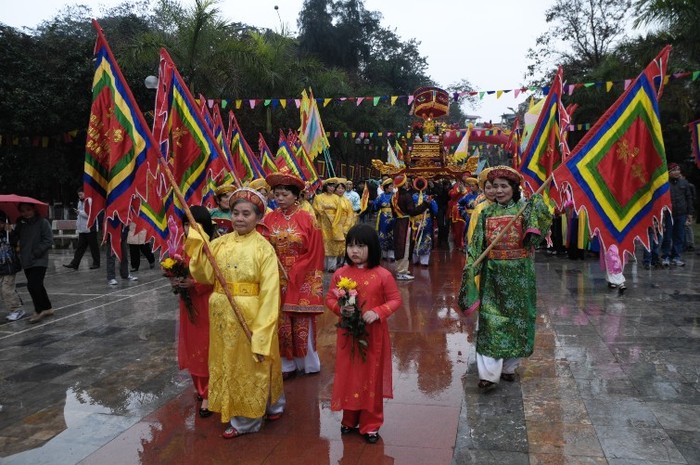 Đoàn rước kiệu vua Quang Trung gồm các vị bô lão, nam thanh nữ tú cùng các em thiếu nhi đi từ cổng chính tiến dần về phía tượng đài